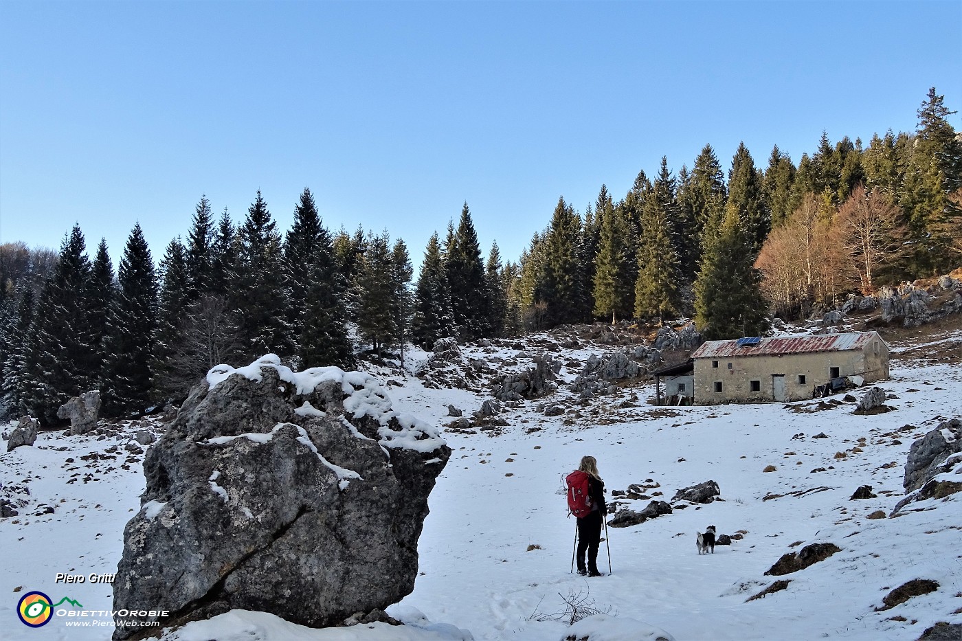 60 Ecco Baita Cascinetto (1435 m), purtroppo ormai  in ombra.JPG